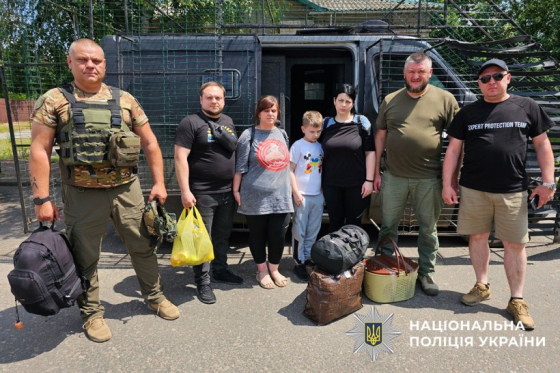 Вагітну жінку та дитину врятувала поліція з Костянтинівки: евакуація відбувалась під ударами КАБів