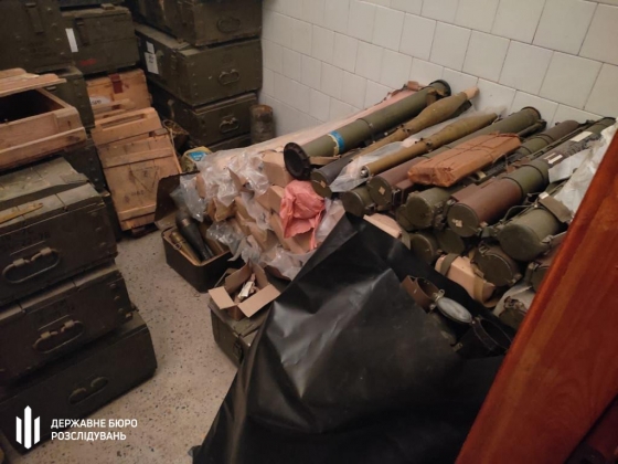 В Донецкой области раскрыли большой тайник с оружием на базе роты полиции