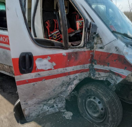 Окупанти атакували дронами автівки швидкої та поліції на Харківщині
