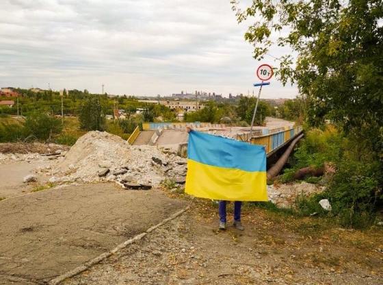 Український прапор, на честь визволення "азовців" з полону, розгорнули в окупованому Маріуполі