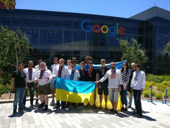 15 работников Google в США надели вышиванки и поздравили украинцев