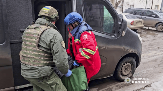 З Костянтинівки поліцейські спільно з волонтерами евакуювали важкохвору жінку