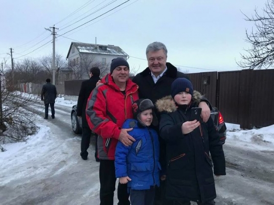 Мальчик в Борисполе прождал час и рыдал на всю улицу - хотел селфи с президентом. Порошенко услышал его через стекло авто и вышел фотографироваться
