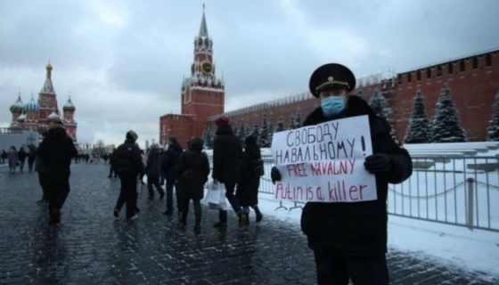 В Москве экс-полицейский вышел на Красную площадь с плакатом «Путин убийца»