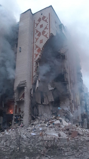 Удар рашистів по деокупованому Лиману: з-під завалів багатоповерхівки врятували жінку