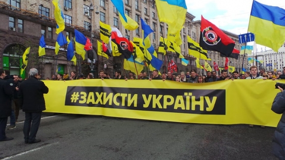 Колонна сторонников Порошенко идет пешком к НСК &quot;Олимпийский&quot; от Майдана