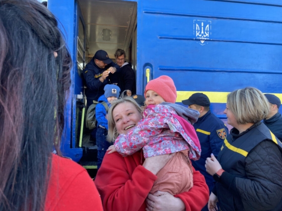 Серед евакуйованих - 19 маленьких діток: Вже четвертий евакопоїзд із мешканцями Донеччини прибув до Житомирської області