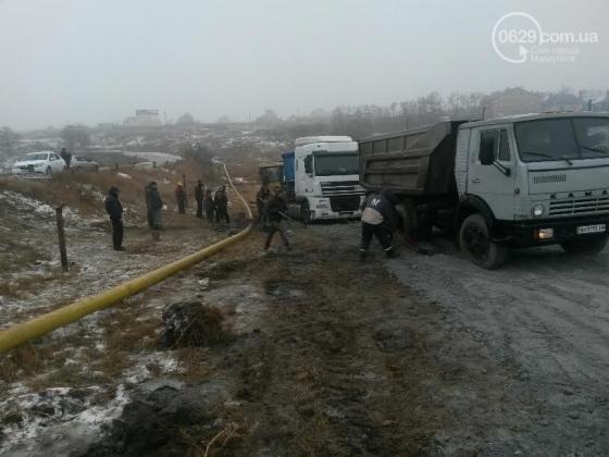 Под Мариуполем фура слетела с дороги, сломала газопровод и уничтожила огород