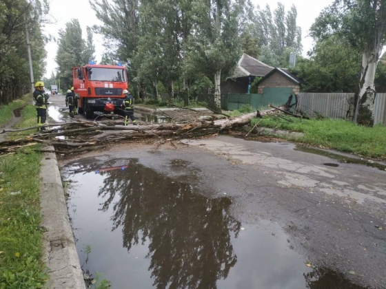 В Краматорске вторые сутки устраняют последствия непогоды – часть города без света