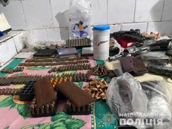 Пистолеты, патроны и наркотики обнаружили у жителя Славянска
