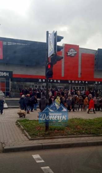 У Донецьку показали чергу за питною водою