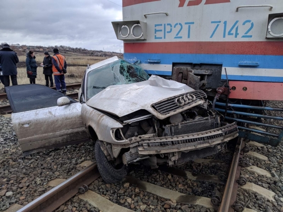 В Славянском районе на переезде легковушка попала под поезд