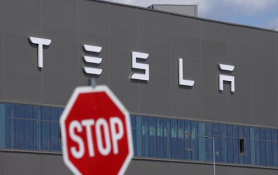 Продажі Tesla впали на 49% у квітні - ЗМІ