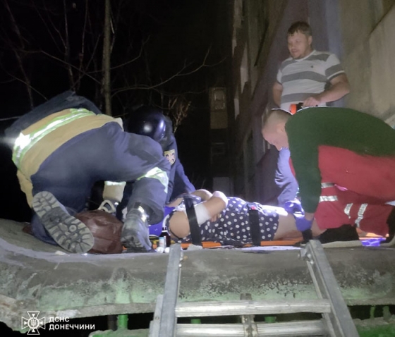 У Костянтинівці жінка впала з висоти на козирок під&#039;їзду