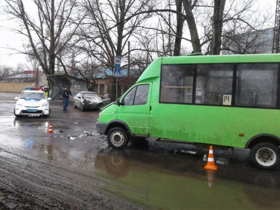 В Краматорске легковушка врезалась в маршруту 