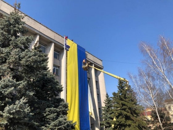 На горсовете захваченного Херсона повесили большой украинский флаг