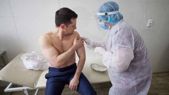Зеленский в прифронтовом Донбассе вакцинировался индийской вакциной