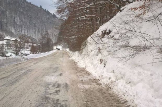 Снежная лавина сошла на дорогу на Закарпатье 