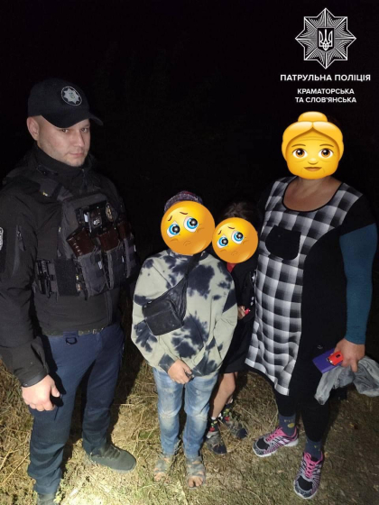 Поліціянти повернули додому двох дітей, які блукали вечірнім містом