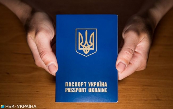 &quot;Украина, пошла ты в ж*пу&quot;: женщина из Харькова с детьми выкинули свои паспорта (видео)