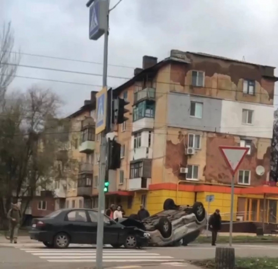 У Краматорську на перехресті зіткнулись дві автівки, одна з них перевернулась (фото)