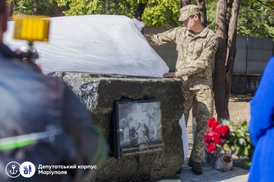 В Мариуполе открыли памятный знак погибшим военным врачам	