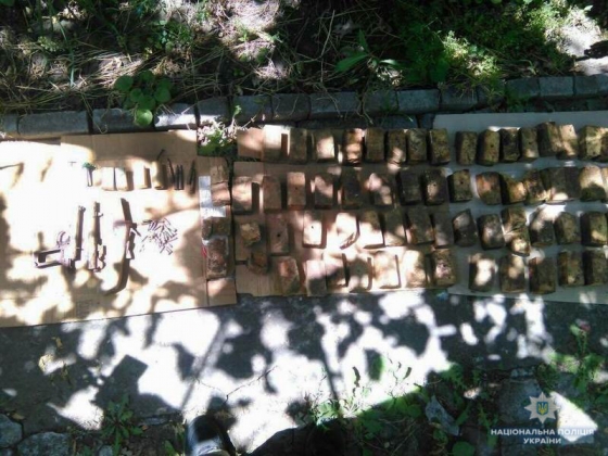 Почти 26 кг взрывчатки и боеприпасы сдала полиции жительница Краматорска 