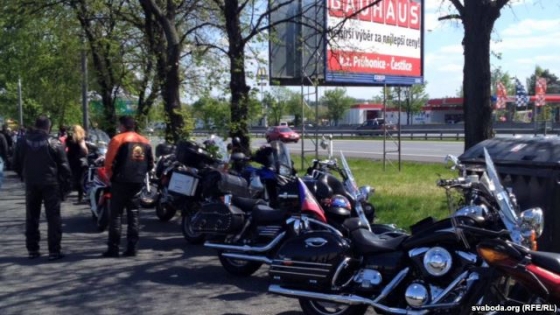 В Праге активисты встретили &quot;ночных волков&quot; выкриками протеста