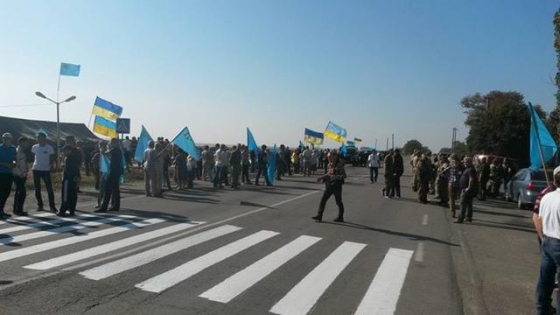 Крымские татары и общественные активисты заблокировали Чонгар (фото)
