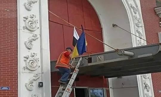 Над понад сотнею вокзалів України майорить біло-чорний Прапор надії