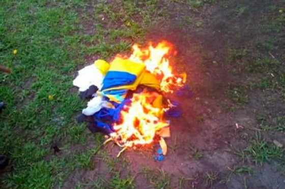 Поджег и выложил фотографию – вынесен обвинительный приговор юноше, который поджег Государственный Флаг Украины