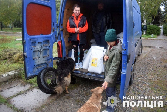 Поліцейські та зооволонтери доставили корм для безпритульних тварин у звільненому Святогірську