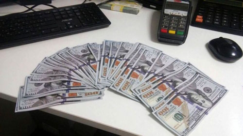  Жительница Краматорска едва не продала квартиру за 10.000 фальшивых долларов