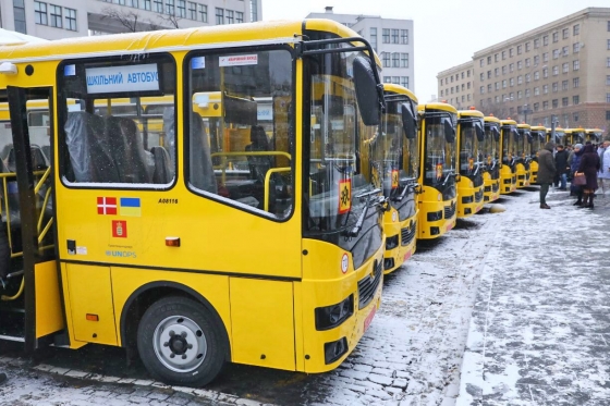 Закуплені Данією 34 шкільні автобуси прибули до України