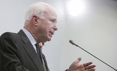Путин закрепляется в Сирии, пора положить этому конец - Маккейн
