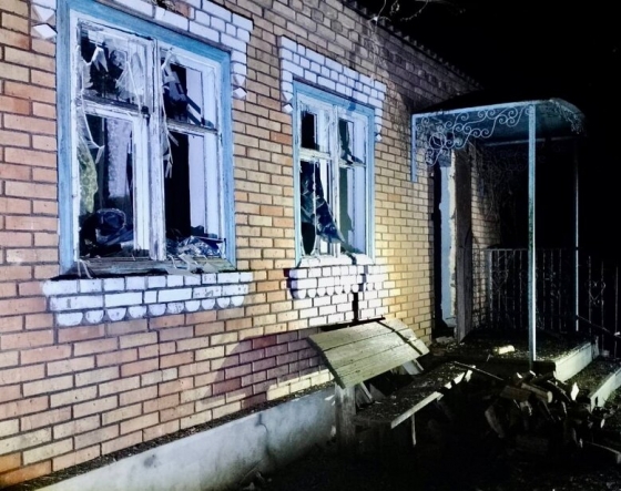 Вночі росіяни двічі обстріляли Нікопольщину з важкої артилерії, пошкоджено будинки, газопровід та лінію електропередач, - ОВА