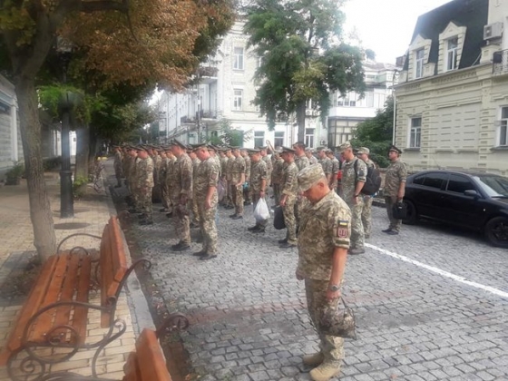Военные, идущие на репетицию парада в Киеве, склоняют головы у Стены Памяти погибших за Украину