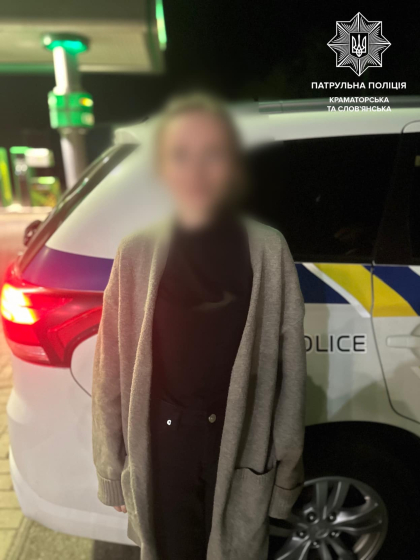 Поліціянти допомогли громадянці, яка блукала вночі за містом