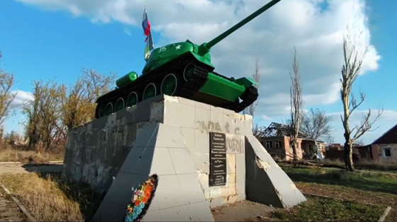 У Бахмуті росіяни влаштували показове «відновлення» пам’ятника танкістам на тлі руїн