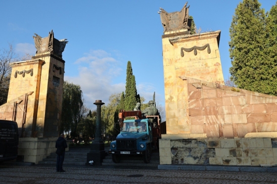 У Львові демонтували три радянські скульптури з Пагорба слави
