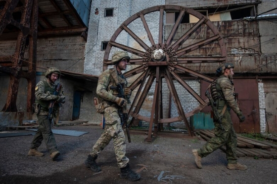 Російські снаряди та ракети нищать Соледар на Донеччині. Цивільні виживають без води, світла і газу