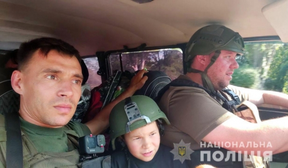 За допомогою поліції вчора було евакуйовано ще 180 мешканців області, а Президент подякував усім &quot;білим янголам&quot;, які рятують людей на Донеччині