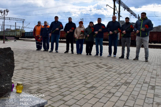Краматорськ вшановує жертв російського удару по станції «Краматорськ»