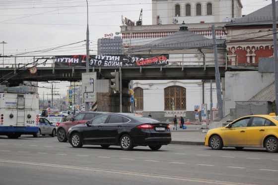 &quot;Путин - это война. Путин - это смерть&quot;: в Москве задержали активистов, вывесивших баннер (видео)