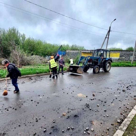 У Краматорську комунальники ліквідовують наслідки нічних ракетних ударів зі сторони росіян