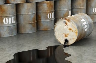 Саудовская Аравия обваливает цены на нефть