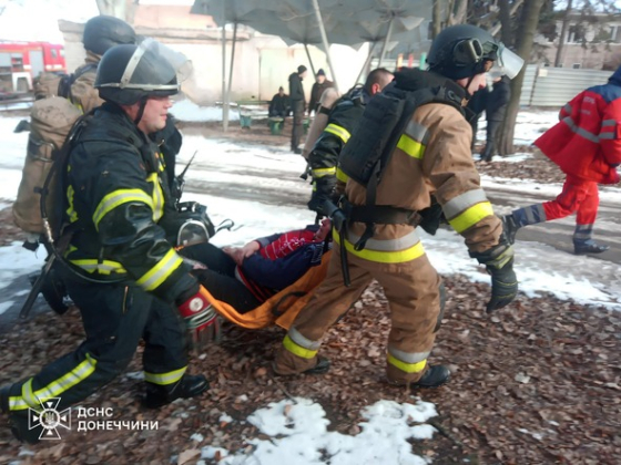 У Краматорському районі під час гасіння пожежі надзвичайники врятували двох людей