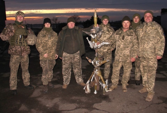На Приазовье военные собрали новогоднюю елку из снарядов боевиков 