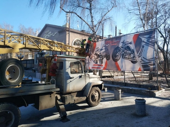 Первый пошел: в Краматорске демонтировали самовольно установленную рекламную конструкцию