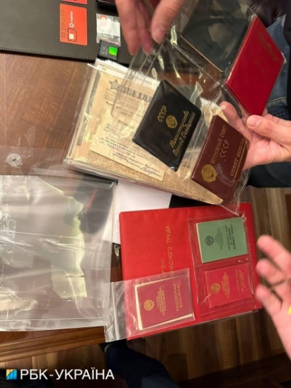 Обшуки у Шуфрича: у нардепа знайшли заборонені георгіївські стрічки та ордени